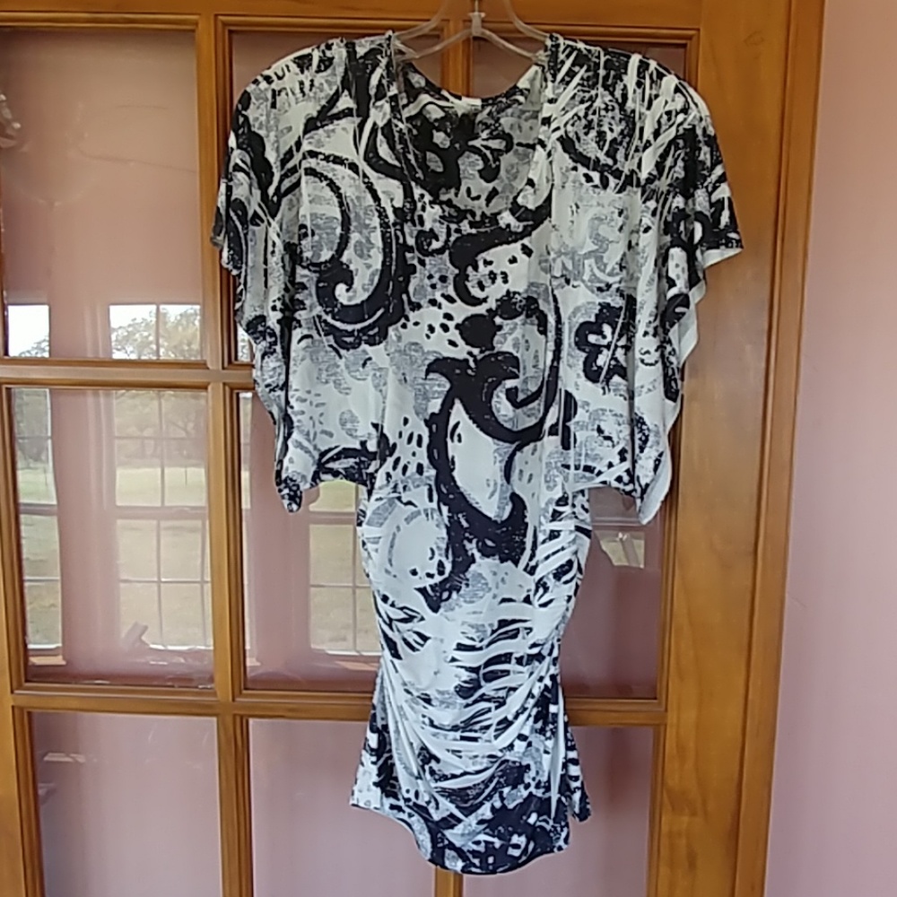 Black & white tunic top